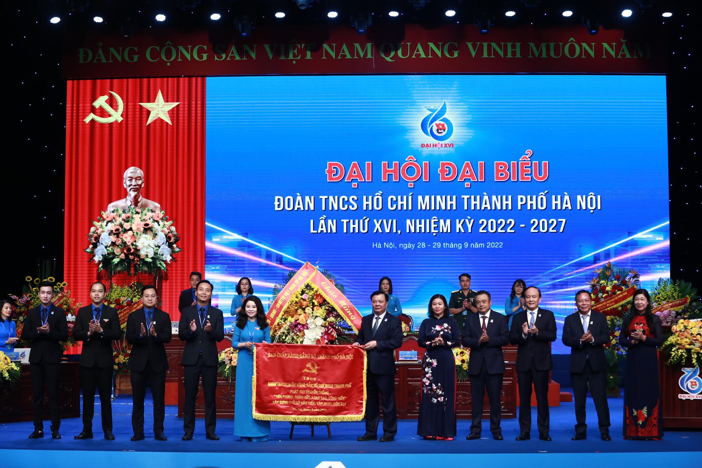 Bí thư Thành ủy Hà Nội Đinh Tiến Dũng tặng bức trướng chúc mừng đại hội. Ảnh: Trọng Tài