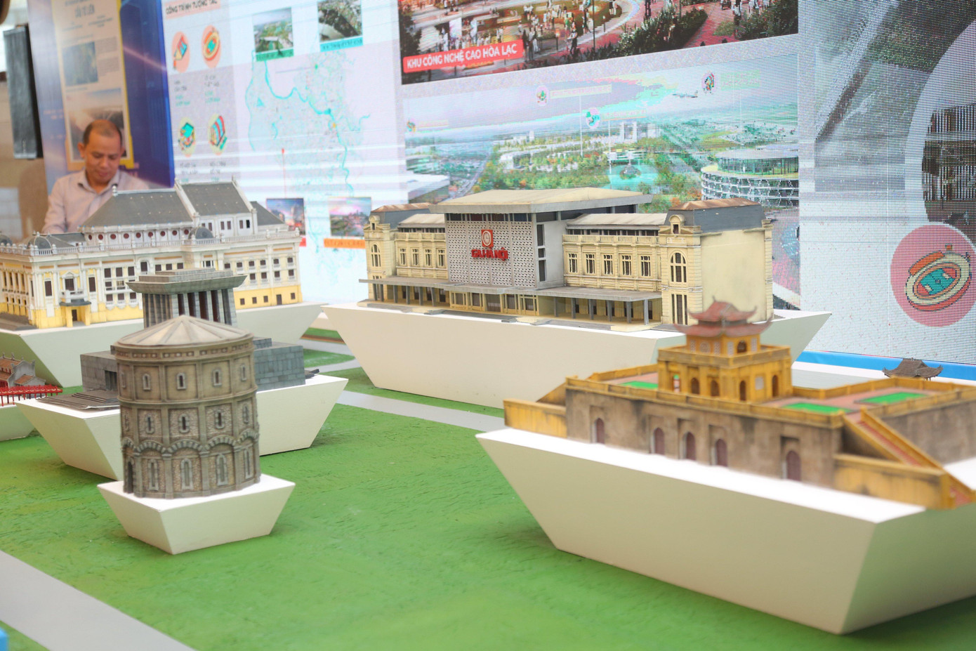 Trong không gian sáng tạo tương lai, Thành Đoàn Hà Nội đã lựa chọn ra những ý tưởng xuất sắc nhất trong số hơn 88 nghìn lượt trải nghiệm, tham gia đóng góp ý kiến được nhập liệu trên cổng thông tin điện tử: hanoi2045.vn thể hiện quan điểm, ý chí, nguyện vọng và mong muốn của đoàn viên, thanh niên về không gian Hà Nội trong tương lai. Trong không gian sáng tạo tương lai, Thành Đoàn Hà Nội đã lựa chọn ra những ý tưởng xuất sắc nhất trong số hơn 88 nghìn lượt trải nghiệm, tham gia đóng góp ý kiến được nhập liệu trên cổng thông tin điện tử: hanoi2045.vn thể hiện quan điểm, ý chí, nguyện vọng và mong muốn của đoàn viên, thanh niên về không gian Hà Nội trong tương lai.