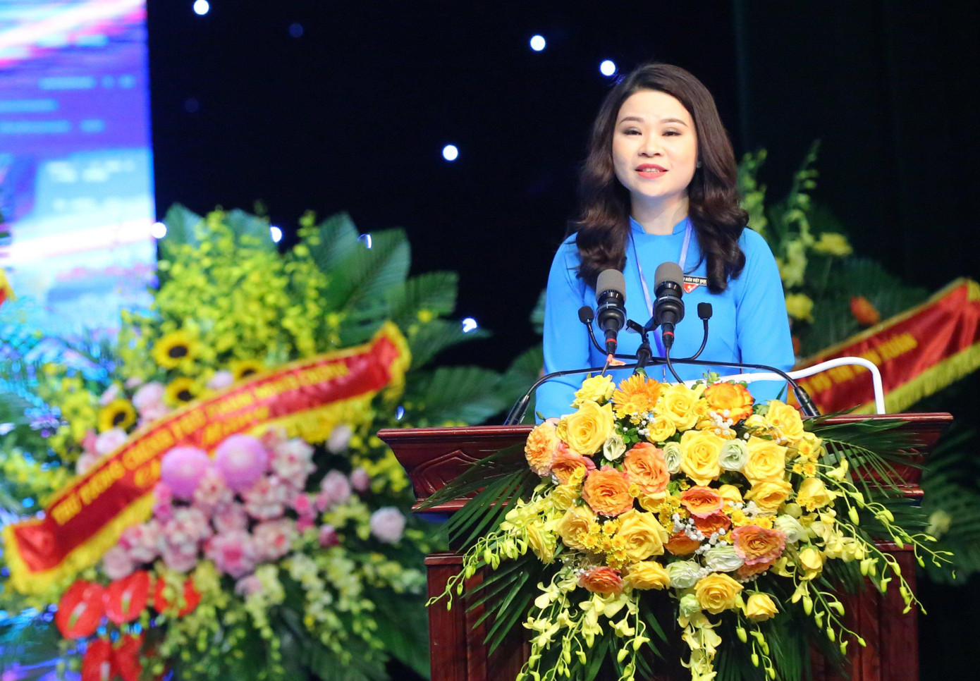 Phát biểu khai mạc phiên trọng thể, chị Chu Hồng Minh, Bí thư Thành Đoàn Hà Nội bày tỏ tin tưởng rằng 450 đại biểu của Đại hội sẽ phát huy trí tuệ, nhiệt huyết, chung sức, đồng lòng để làm nên một kỳ Đại hội thành công, mở ra những trang mới trong công tác Đoàn và phong trào thanh thiếu nhi Thành phố, góp phần xây dựng Thủ đô Hà Nội giàu đẹp, văn minh, hiện đại. Ảnh: Trọng Tài