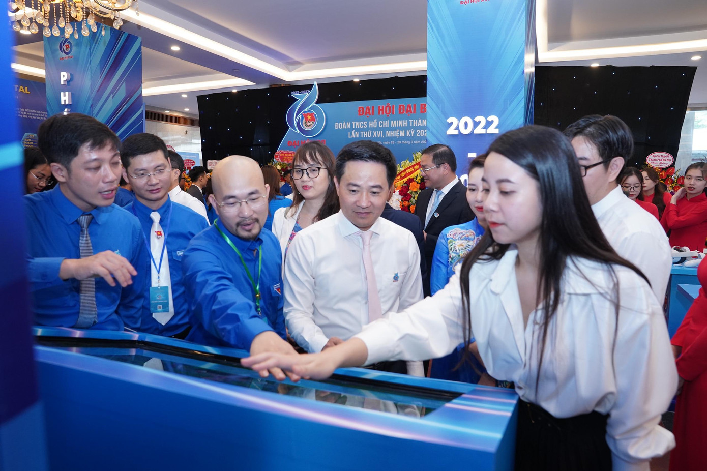 Đồng thời cung cấp cái nhìn toàn cảnh về những thành tích nổi bật, mô hình tiêu biểu, con số ấn tượng mà tuổi trẻ Thủ đô đã đạt được trong nhiệm kỳ 2017 - 2022. Đồng thời cung cấp cái nhìn toàn cảnh về những thành tích nổi bật, mô hình tiêu biểu, con số ấn tượng mà tuổi trẻ Thủ đô đã đạt được trong nhiệm kỳ 2017 - 2022.