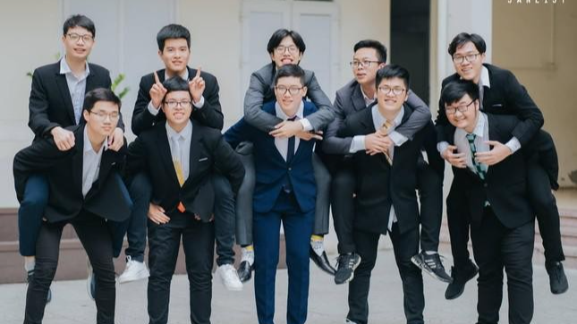 Lò Hải Long cùng bạn học (hàng sau, thứ 2 từ trái sang)