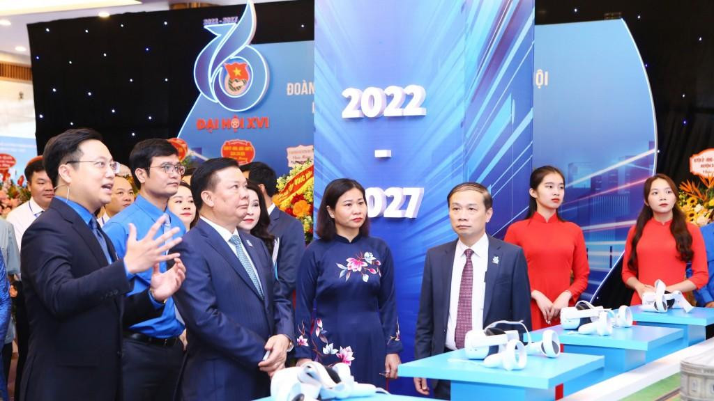 Các đại biểu tham quan không gian triển lãm sáng tạo &quot;Hanoi Future Capital&quot; tại sảnh Cung Văn hóa Lao động Hữu nghị Việt Xô.