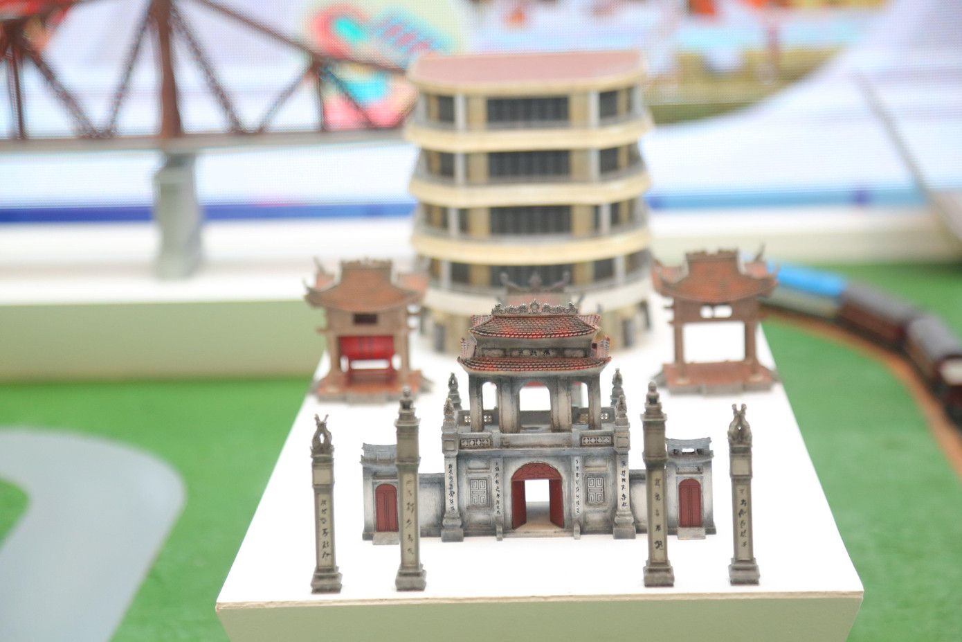 Không gian Hà Nội trong tương lai được thể hiện với các khu đô thị hiện đại, văn minh thông qua công nghệ thực tế ảo (VR) và sử dụng robot thuyết minh. Không gian Hà Nội trong tương lai được thể hiện với các khu đô thị hiện đại, văn minh thông qua công nghệ thực tế ảo (VR) và sử dụng robot thuyết minh.