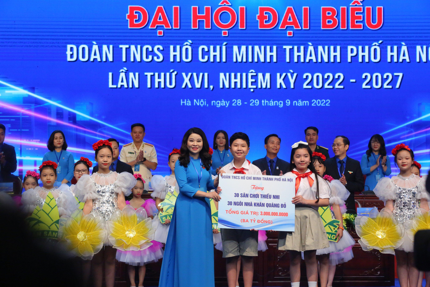 Bí thư Thành Đoàn Hà Nội Chu Hồng Minh trao tặng công trình 30 sân chơi thiếu nhi, 30 nhà khăn quàng đỏ trị giá 3 tỷ đồng. Ảnh: Trọng Tài