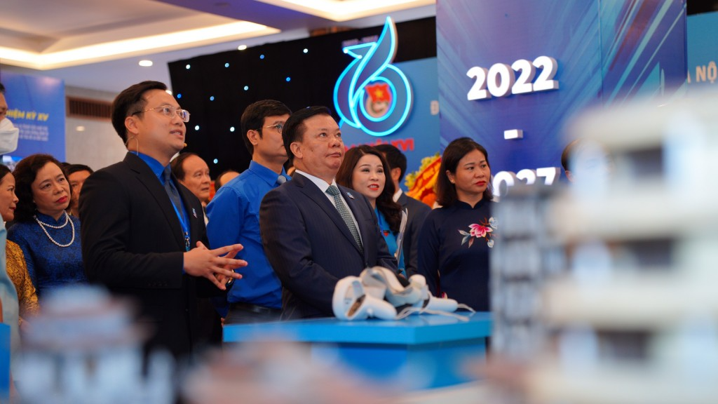 Bí thư Thành ủy Hà Nội Đinh Tiến Dũng và các đại biểu tham quan không gian triển lãm. Bí thư Thành ủy Hà Nội Đinh Tiến Dũng và các đại biểu tham quan không gian triển lãm.