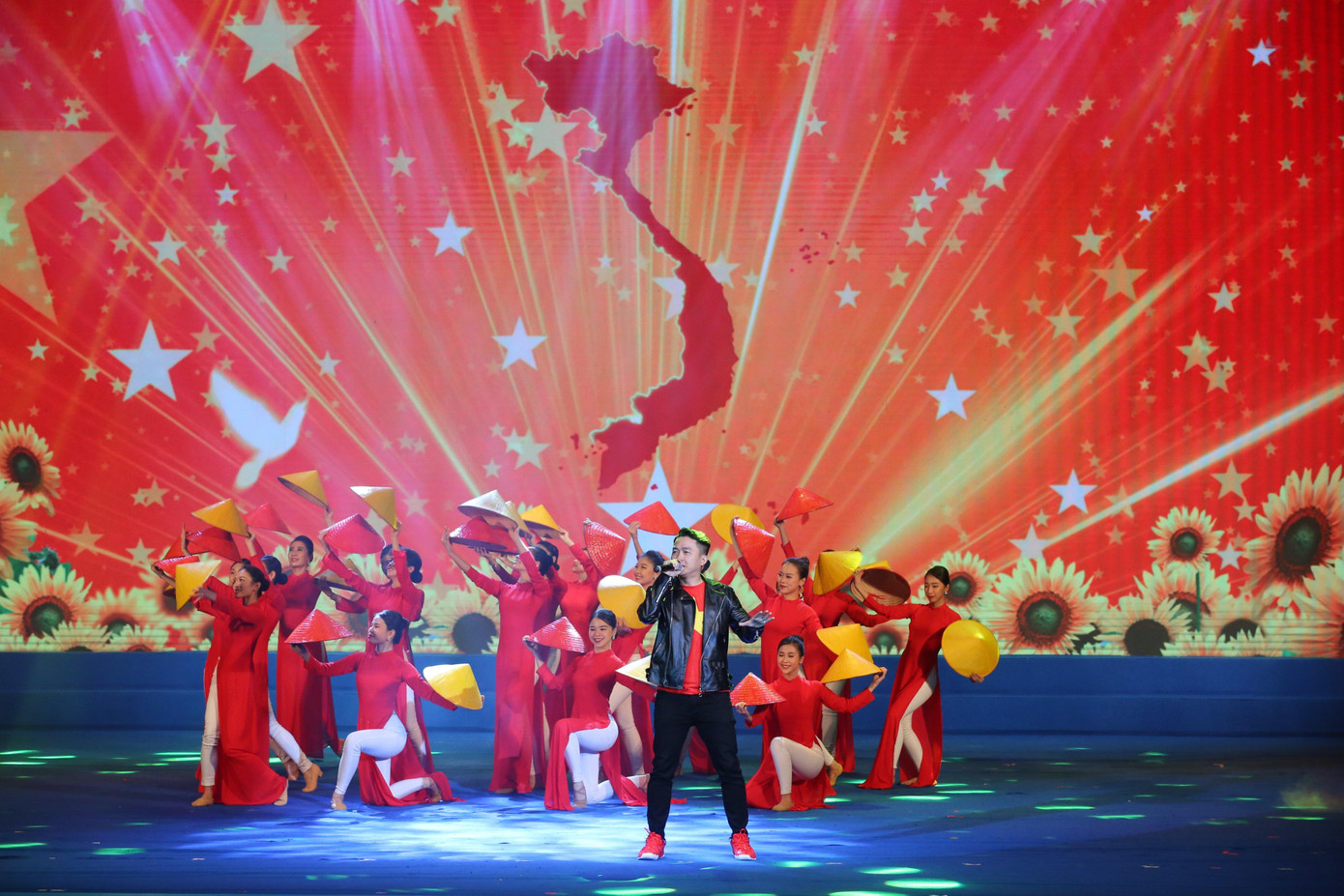 Chương trình văn nghệ được chia làm 3 chương: con đường hoa lửa; con đường kiến thiết; con đường khát vọng, với sự tham gia biểu diễn của đoàn viên, thanh niên TP Hà Nội và các nghệ sỹ: NSƯT Đăng Dương, ca sĩ Nguyễn Trần Trung Quân, ca sĩ Bảo Trâm, ca sĩ Mai Thy, ca sĩ Việt Dũng, Rapper Hưng Rica, Nhóm Thăng Long và Vũ đoàn HT. Ảnh: Trọng Tài