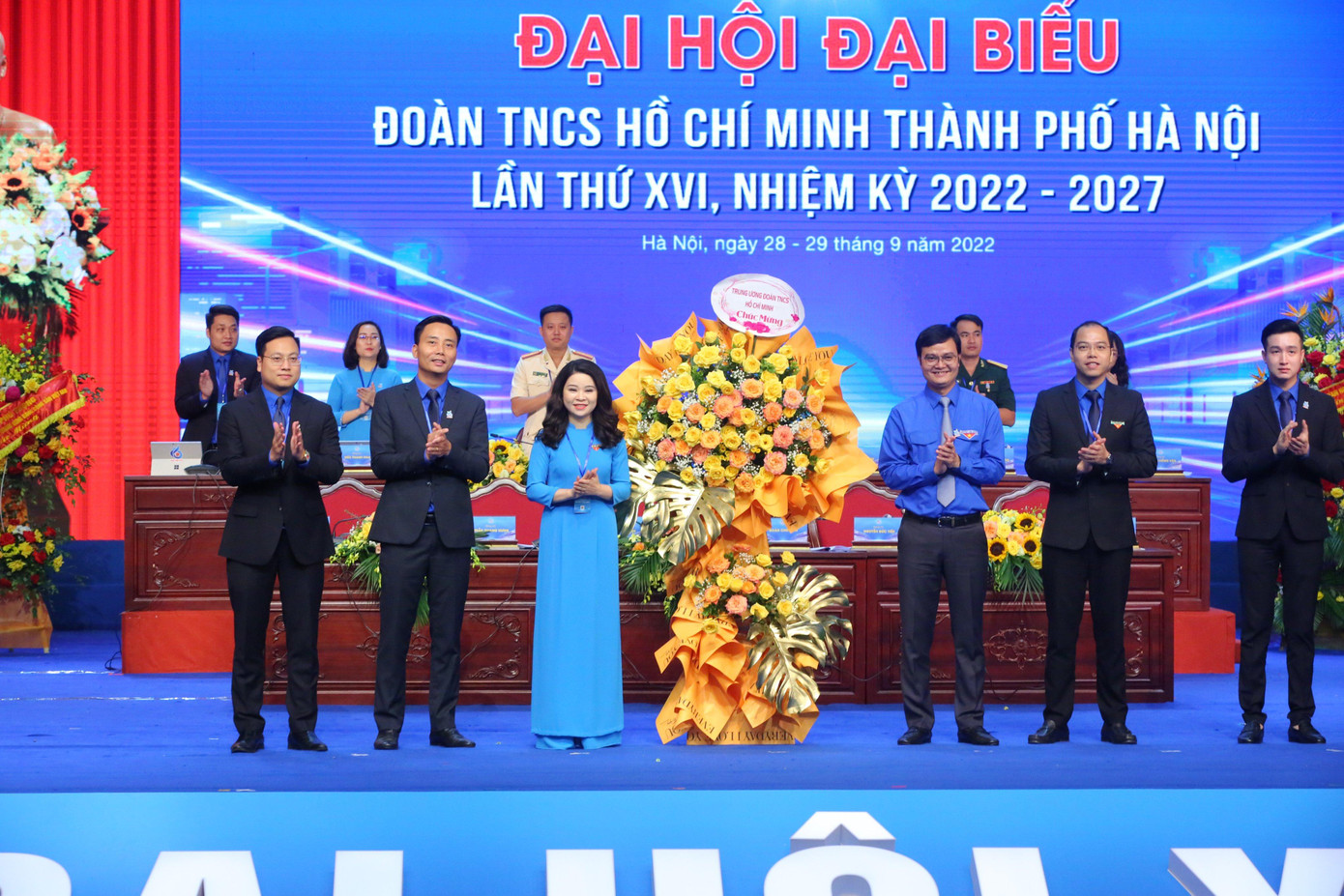 Bí thư thứ nhất T.Ư Đoàn Bùi Quang Huy tặng hoa chúc mừng đại hội. Ảnh: Trọng Tài