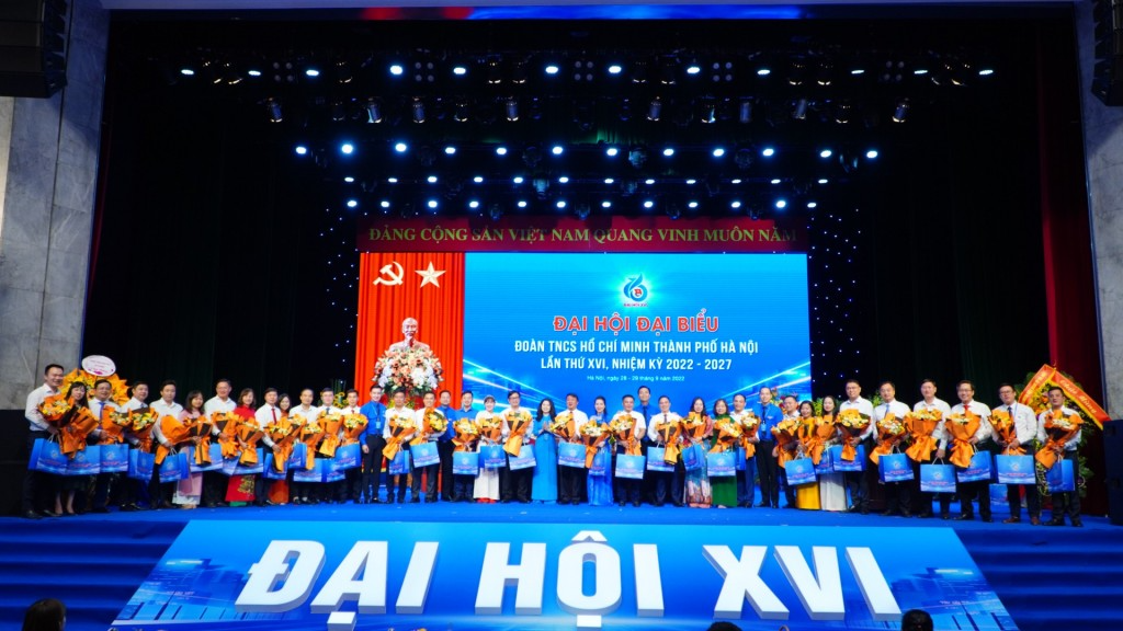 Thường trực Thành Đoàn Hà Nội tri ân các anh, chị không tham gia Ban Chấp hành Thành Đoàn Hà Nội khóa XVI.