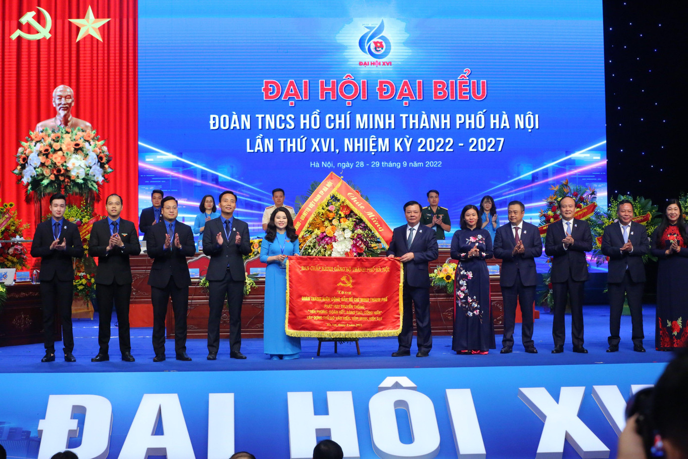 Bí thư Thành ủy Hà Nội tặng bức trướng chúc mừng đại hội. Ảnh: Trọng Tài