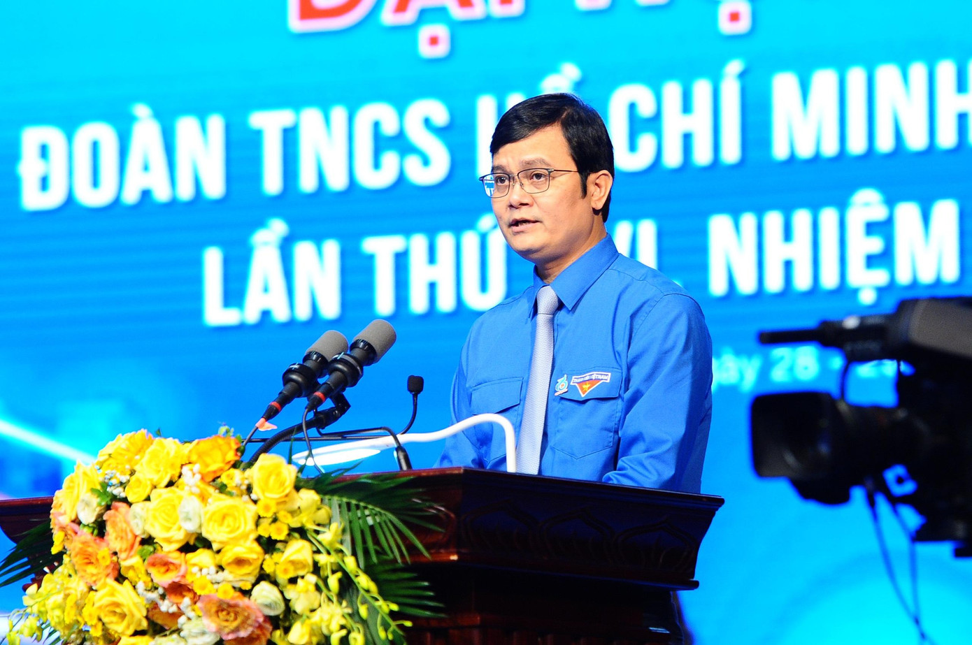 Phát biểu chỉ đạo tại phiên trọng thể, Bí thư thứ nhất T.Ư Đoàn Bùi Quang Huy đề nghị, Thành Đoàn Hà Nội, thanh niên và phong trào thanh niên của Thủ đô phải sẵn sàng nhận lãnh trách nhiệm đầu tàu trong phong trào thanh niên cả nước hoặc chí ít là khu vực phía Bắc. &quot;Đã là đầu tàu thì phải có khả năng dẫn dắt các toa tàu, phải tạo được sự ảnh hưởng, có sự chi viện, hỗ trợ về phong trào cho các địa phương khó khăn, còn yếu hơn mình với tinh thần “Hà Nội vì cả nước”, anh Huy nhấn mạnh. Ảnh: Trọng Tài