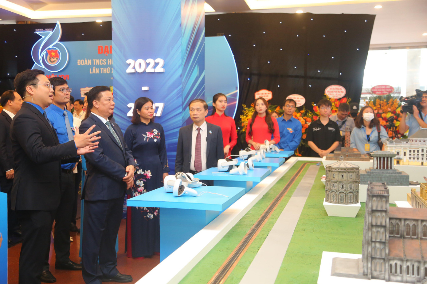 Phân khu lịch sử tái hiện những dấu ấn đậm nét của thanh niên Thủ đô trong các giai đoạn cách mạng từ khi có Đảng dẫn đường chỉ lối, làm nên những trang sử huy hoàng cùng Thủ đô và dân tộc giành và giữ nền độc lập, tự do, hòa bình, đi lên xây dựng Chủ nghĩa xã hội. Phân khu lịch sử tái hiện những dấu ấn đậm nét của thanh niên Thủ đô trong các giai đoạn cách mạng từ khi có Đảng dẫn đường chỉ lối, làm nên những trang sử huy hoàng cùng Thủ đô và dân tộc giành và giữ nền độc lập, tự do, hòa bình, đi lên xây dựng Chủ nghĩa xã hội.