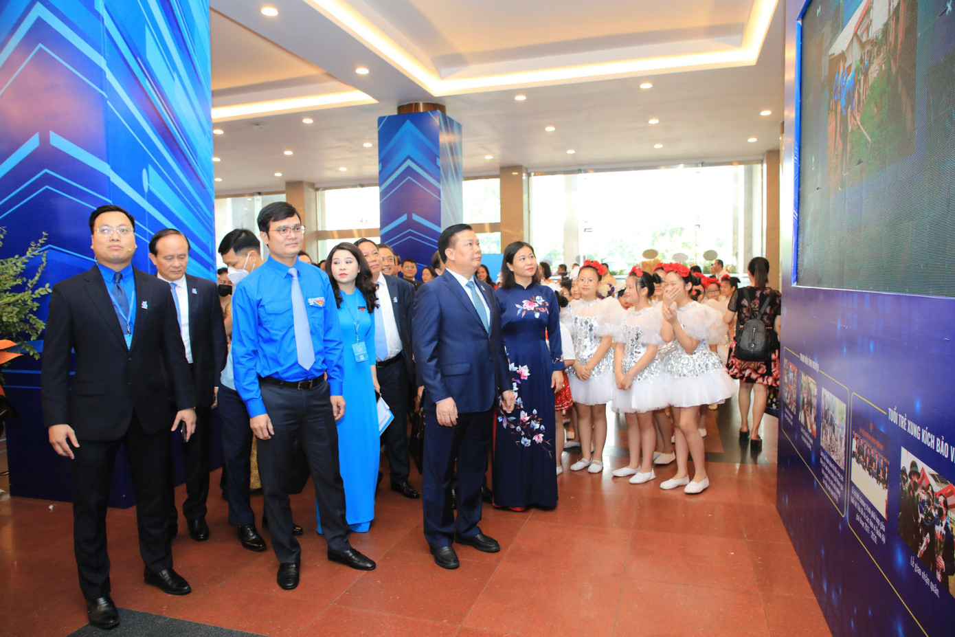 Bí thư thứ nhất T.Ư Đoàn Bùi Quang Huy và các đại biểu tham quan không gian triển lãm sáng tạo tại đại hội. Ảnh: Trọng Tài