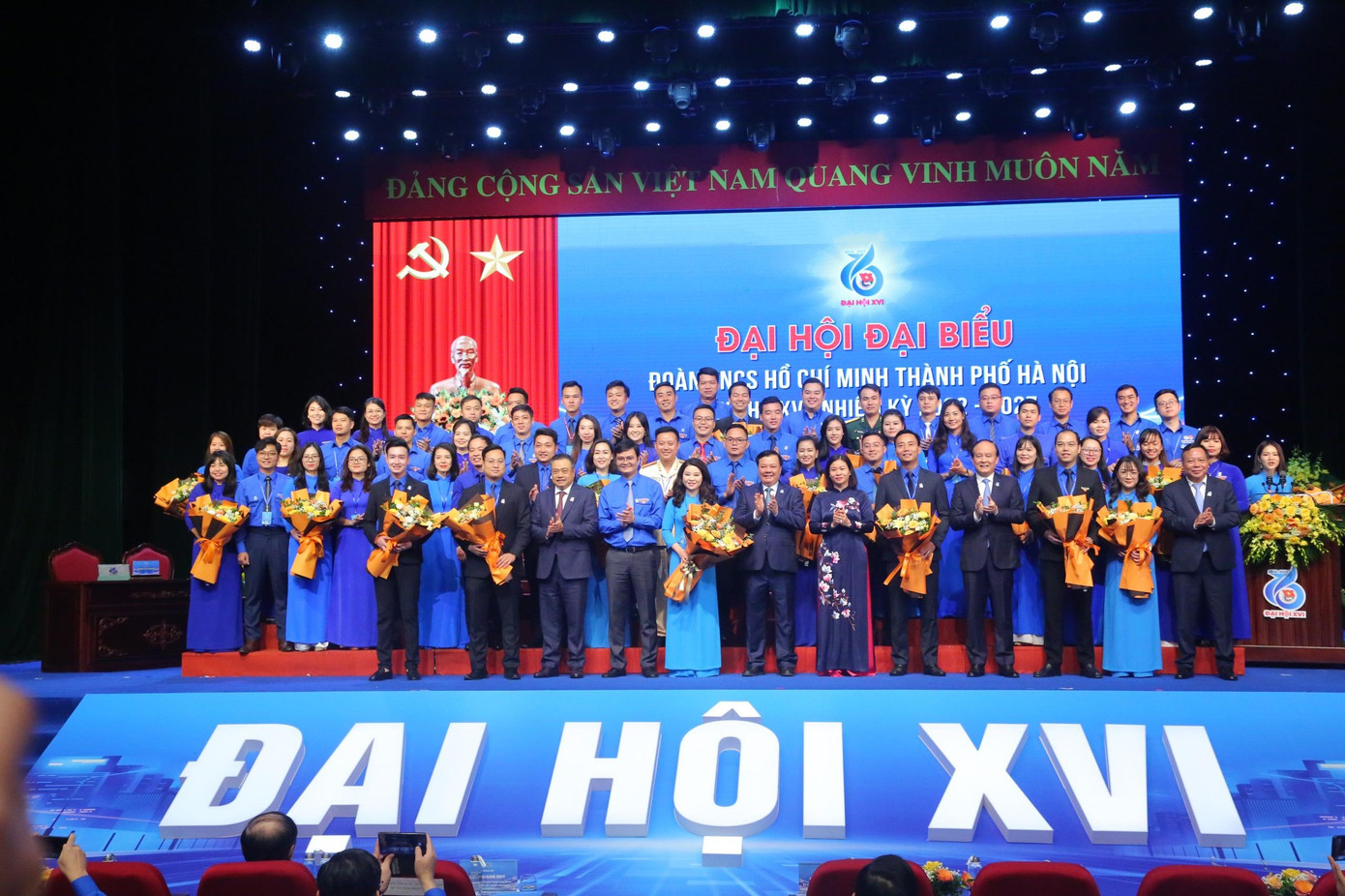 Các đại biểu tặng hoa Ban Chấp hành khóa mới ra mắt đại hội. Ảnh: Trọng Tài