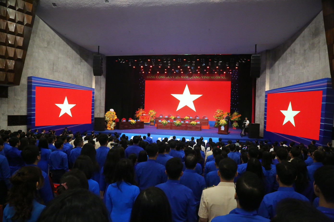 Các đại biểu làm lễ chào cờ tại phiên trọng thể. Ảnh: Trọng Tài