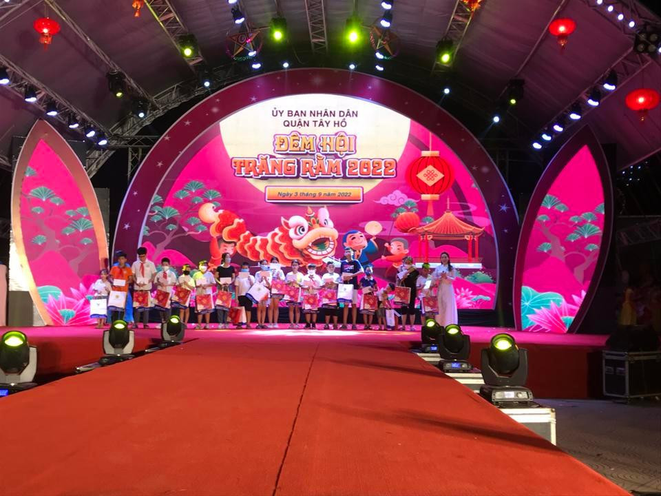 Trao tặng quà cho các em thiếu nhi tại Đêm hội Trăng Rằm