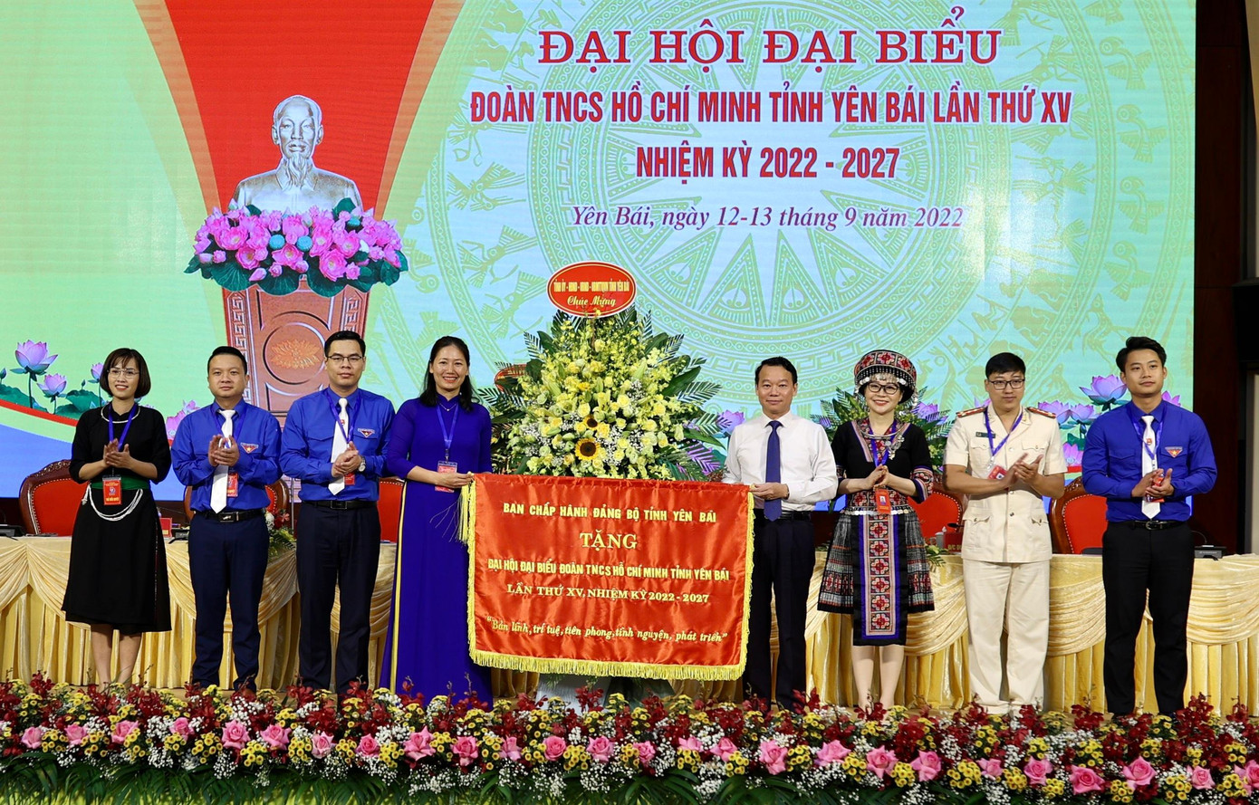 Đoàn TNCS Hồ Chí Minh tỉnh Yên Bái nhận cờ thi đua Tỉnh Yên Bái,. Ảnh: Như Ý Đoàn TNCS Hồ Chí Minh tỉnh Yên Bái nhận cờ thi đua Tỉnh Yên Bái,. Ảnh: Như Ý