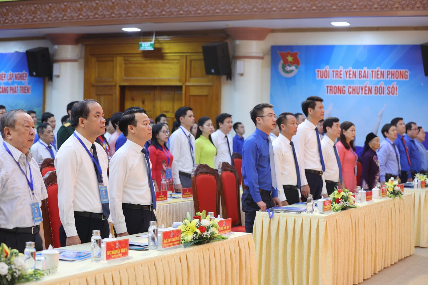 Các đại biểu làm lễ chào cờ trước phiên trọng thể. Ảnh: Như Ý Các đại biểu làm lễ chào cờ trước phiên trọng thể. Ảnh: Như Ý