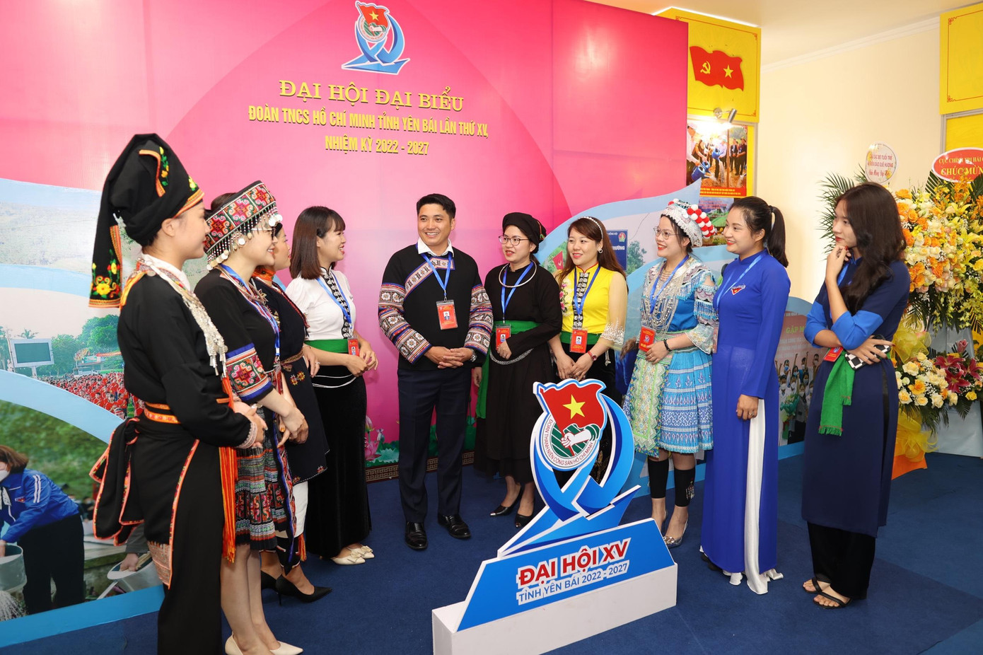 Các đại biểu trao đổi trước phiên trọng thể. Ảnh: Như Ý