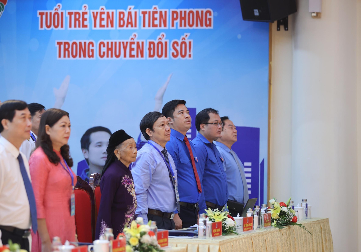 Các đại biểu làm lễ chào cờ trước phiên trọng thể. Ảnh: Như Ý Các đại biểu làm lễ chào cờ trước phiên trọng thể. Ảnh: Như Ý