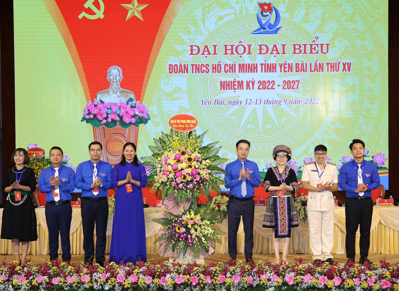 Bí thư T.Ư Đoàn Nguyễn Tường Lâm tặng hoa chúc mừng đại hội. Ảnh: Như Ý Bí thư T.Ư Đoàn Nguyễn Tường Lâm tặng hoa chúc mừng đại hội. Ảnh: Như Ý