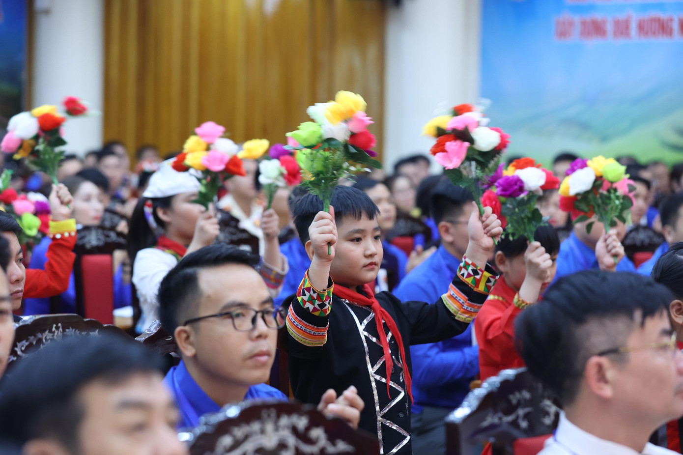 Thiếu nhi chúc mừng đại hội Đoàn tỉnh Yên Bái. Ảnh: Như Ý Thiếu nhi chúc mừng đại hội Đoàn tỉnh Yên Bái. Ảnh: Như Ý