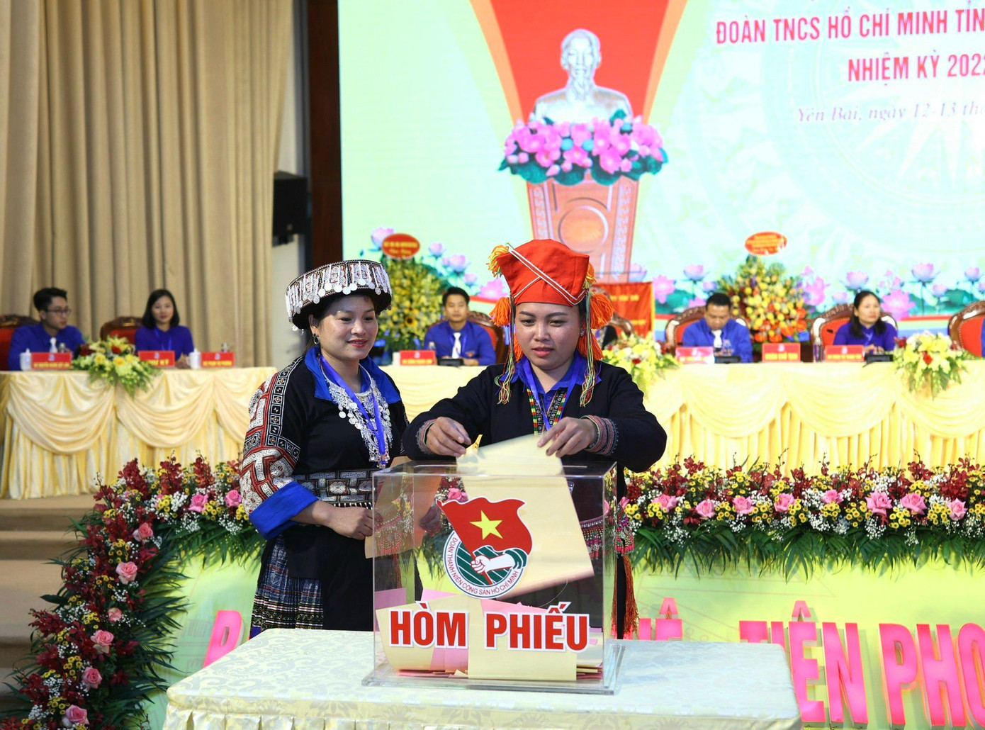 Các đại biểu bỏ phiếu bầu đại biểu dự Đại hội Đoàn toàn quốc lần thứ XII. Ảnh: Như Ý