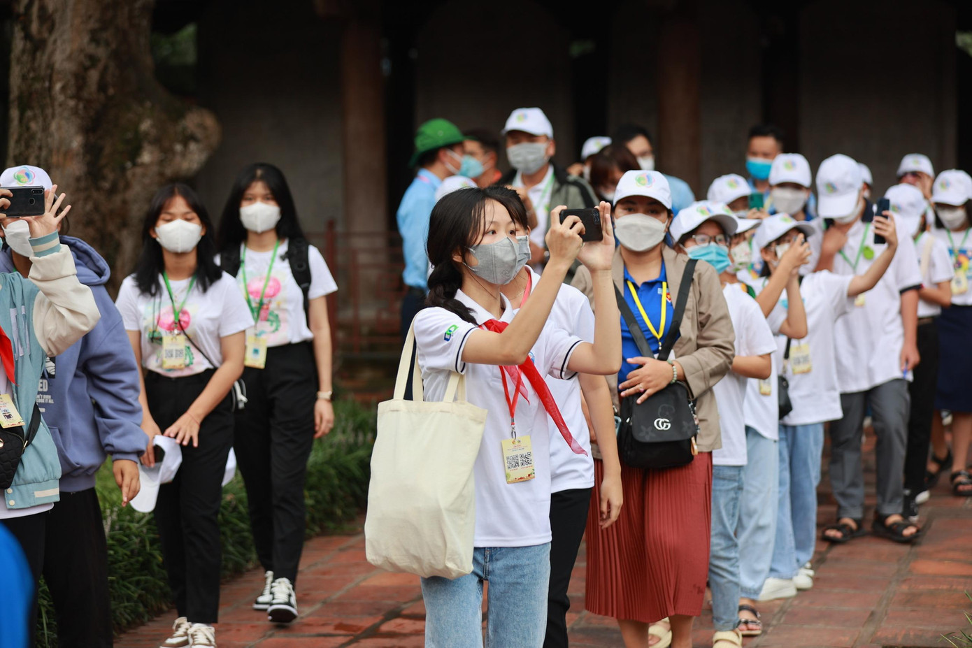 Các đại biểu thiếu nhi tham quan Văn miếu Quốc tử Giám. (Ảnh: Như Ý) Các đại biểu thiếu nhi tham quan Văn miếu Quốc tử Giám. (Ảnh: Như Ý)