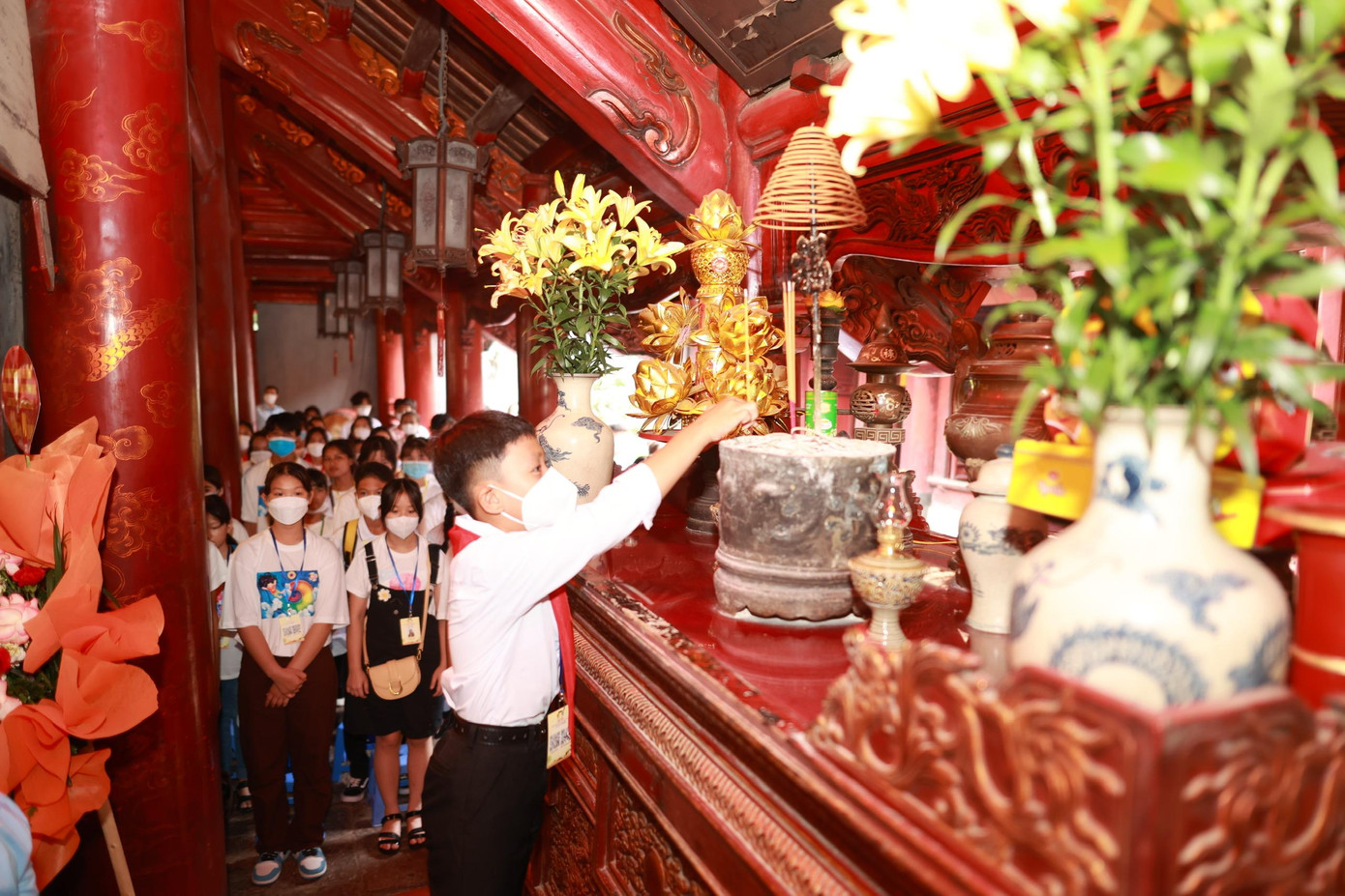 Các đại biểu dâng hương tại Văn Miếu Quốc Tử Giám. (Ảnh: Như Ý) Các đại biểu dâng hương tại Văn Miếu Quốc Tử Giám. (Ảnh: Như Ý)