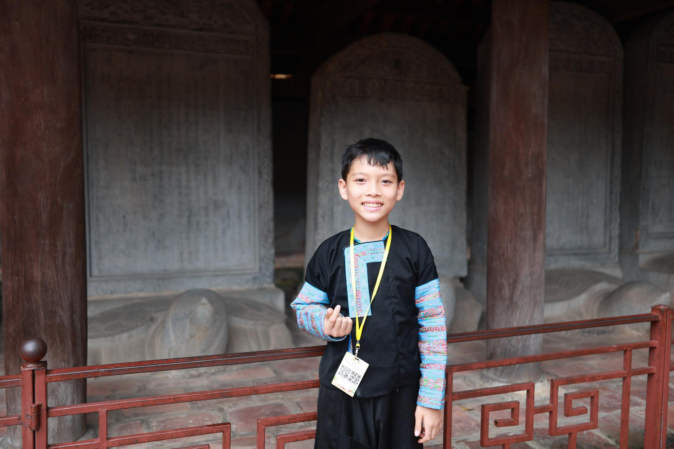 Em Giàng Nguyễn Khánh Sơn (dân tộc Mông), tỉnh Sơn La là học sinh giỏi nhiều năm học, đạt Huy chương Bạc vòng chung kết cuộc thi Ngôn ngữ quốc tế Willkommen năm 2022; Huy chương Đồng vòng chung kết quốc tế cuộc thi Olympic Toán, tiếng Anh và Nghệ thuật trực tuyến FISO năm 2022. Khánh Sơn là Liên Đội phó trường THCS Nguyễn Trãi, tích cực tham gia các hoạt động của Đội. (Ảnh: Như Ý) Em Giàng Nguyễn Khánh Sơn (dân tộc Mông), tỉnh Sơn La là học sinh giỏi nhiều năm học, đạt Huy chương Bạc vòng chung kết cuộc thi Ngôn ngữ quốc tế Willkommen năm 2022; Huy chương Đồng vòng chung kết quốc tế cuộc thi Olympic Toán, tiếng Anh và Nghệ thuật trực tuyến FISO năm 2022. Khánh Sơn là Liên Đội phó trường THCS Nguyễn Trãi, tích cực tham gia các hoạt động của Đội. (Ảnh: Như Ý)