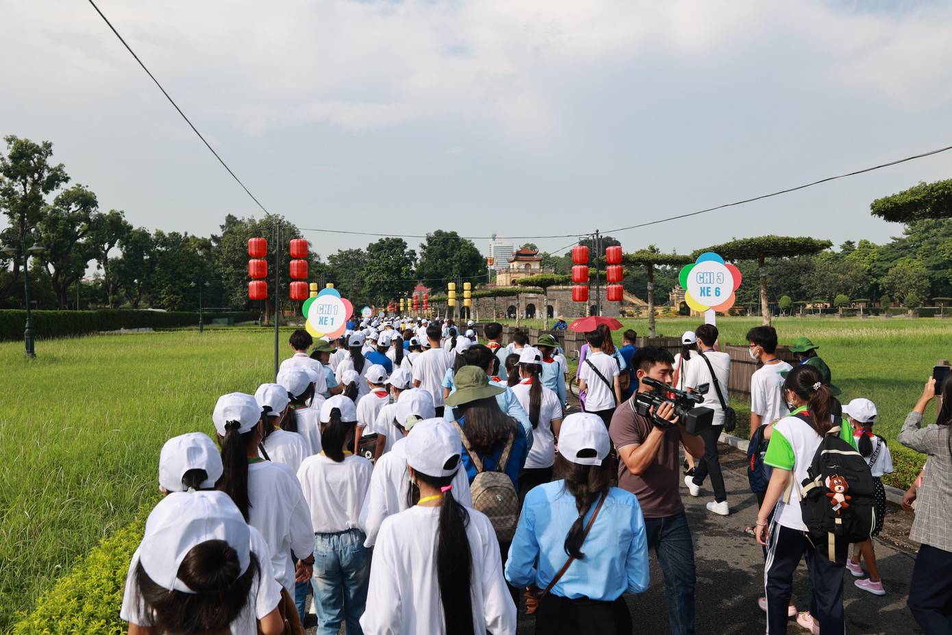 Trong khuôn khổ Liên hoan, các đại biểu thiếu nhi và phụ trách tham quan Văn Miếu Quốc tử Giám và khu di tích Hoàng Thành Thăng Long; xem múa rối nước tại Nhà hát múa rối Thăng Long; tham dự Lễ báo công và vào Lăng viếng Chủ tịch Hồ Chí Minh; dâng hương và tham quan khu di tích lịch sử Đền Hùng; tham dự buổi gặp mặt thân mật của Ban Bí thư Trung ương Đoàn. Trong khuôn khổ Liên hoan, các đại biểu thiếu nhi và phụ trách tham quan Văn Miếu Quốc tử Giám và khu di tích Hoàng Thành Thăng Long; xem múa rối nước tại Nhà hát múa rối Thăng Long; tham dự Lễ báo công và vào Lăng viếng Chủ tịch Hồ Chí Minh; dâng hương và tham quan khu di tích lịch sử Đền Hùng; tham dự buổi gặp mặt thân mật của Ban Bí thư Trung ương Đoàn.