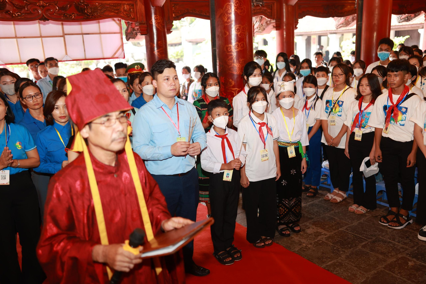 Các đại biểu dâng hương tại Văn Miếu Quốc Tử Giám. (Ảnh: Như Ý) Các đại biểu dâng hương tại Văn Miếu Quốc Tử Giám. (Ảnh: Như Ý)