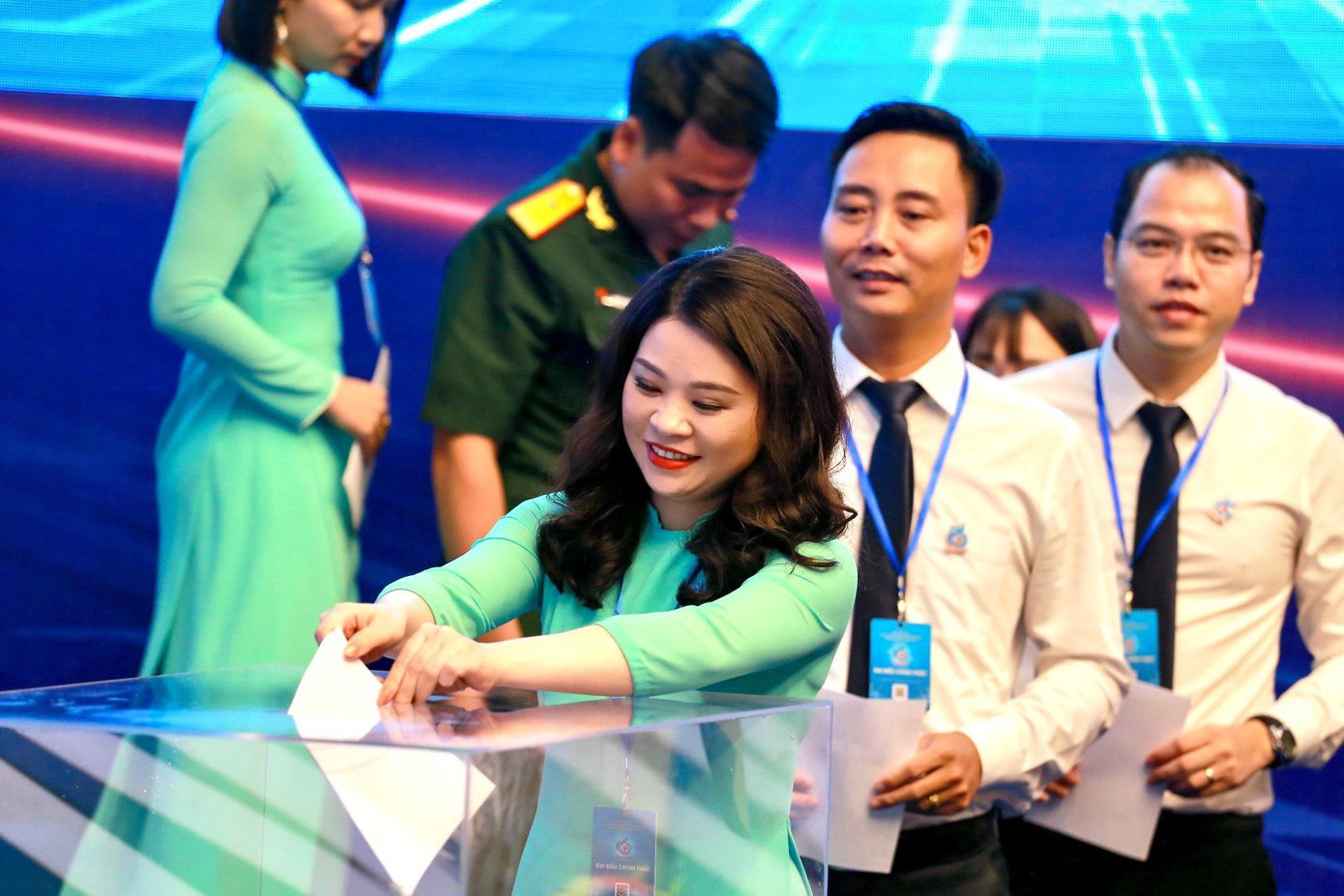 Trong ngày 28/9, các đại biểu bỏ phiếu bầu BCH khóa XVI, nhiệm kỳ 2022 - 2027 gồm 59 anh, chị. Ảnh: Trọng Tài