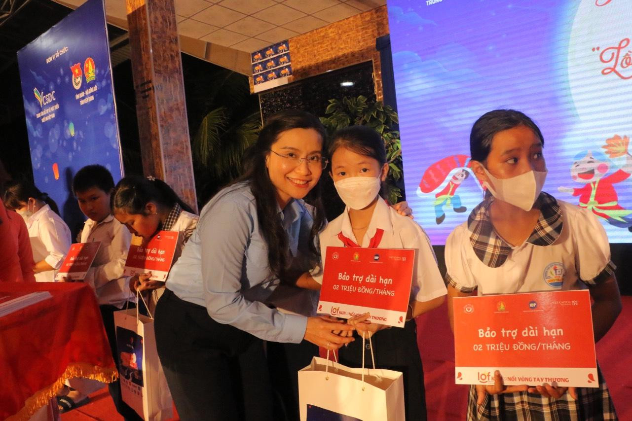 Chị Nguyễn Phạm Duy Trang, Bí thư T.Ư Đoàn, Chủ tịch Hội đồng Đội T.Ư trao bảo trợ dài hạn cho 27 em thiếu nhi mồ côi cha, mẹ do ảnh hưởng bởi đại dịch COVID-19 trên địa bàn tỉnh Kiên Giang với số tiền bảo trợ 2 triệu đồng/tháng/em