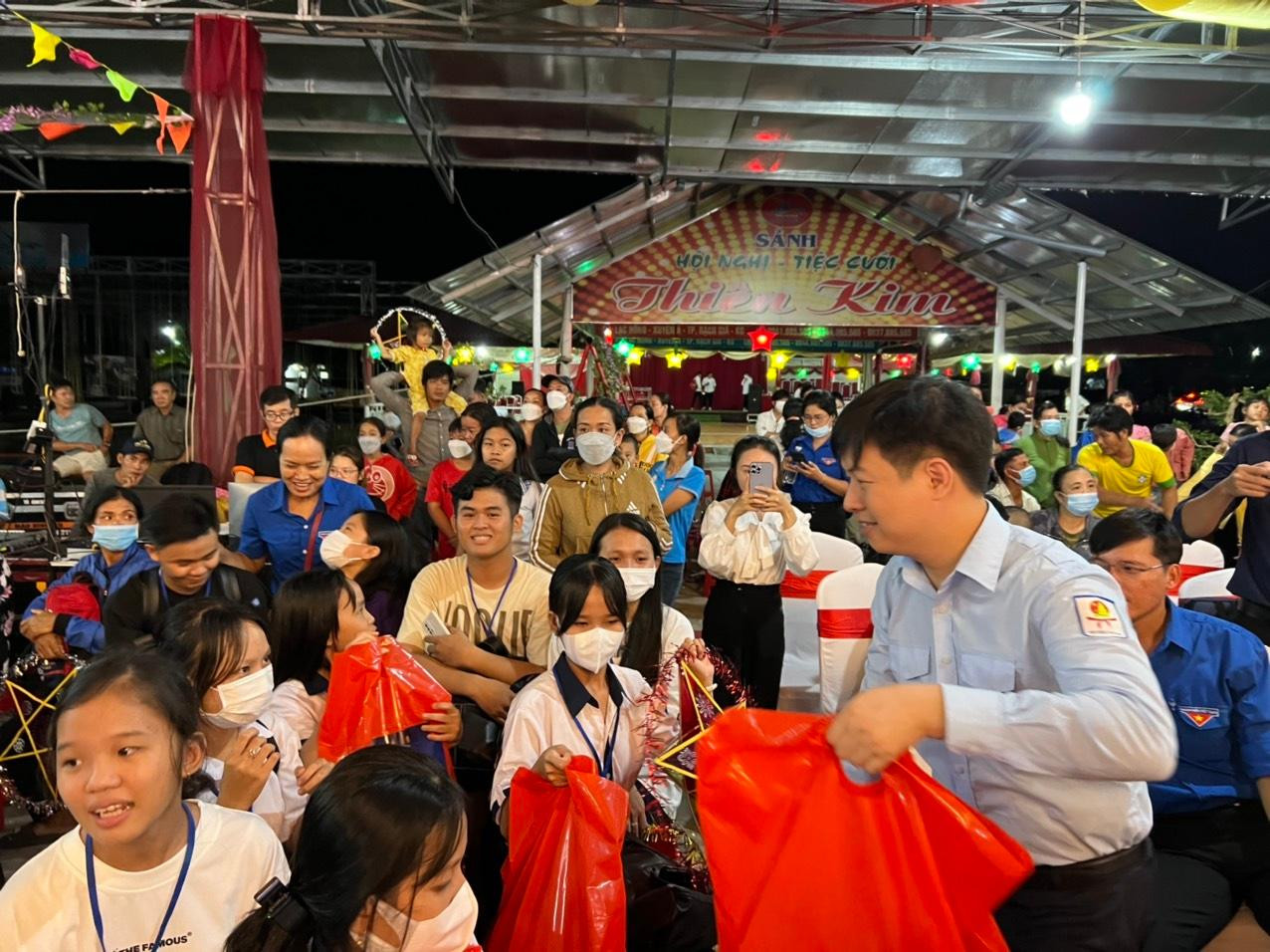 Những món quà trao tặng thiếu nhi tại chương trình