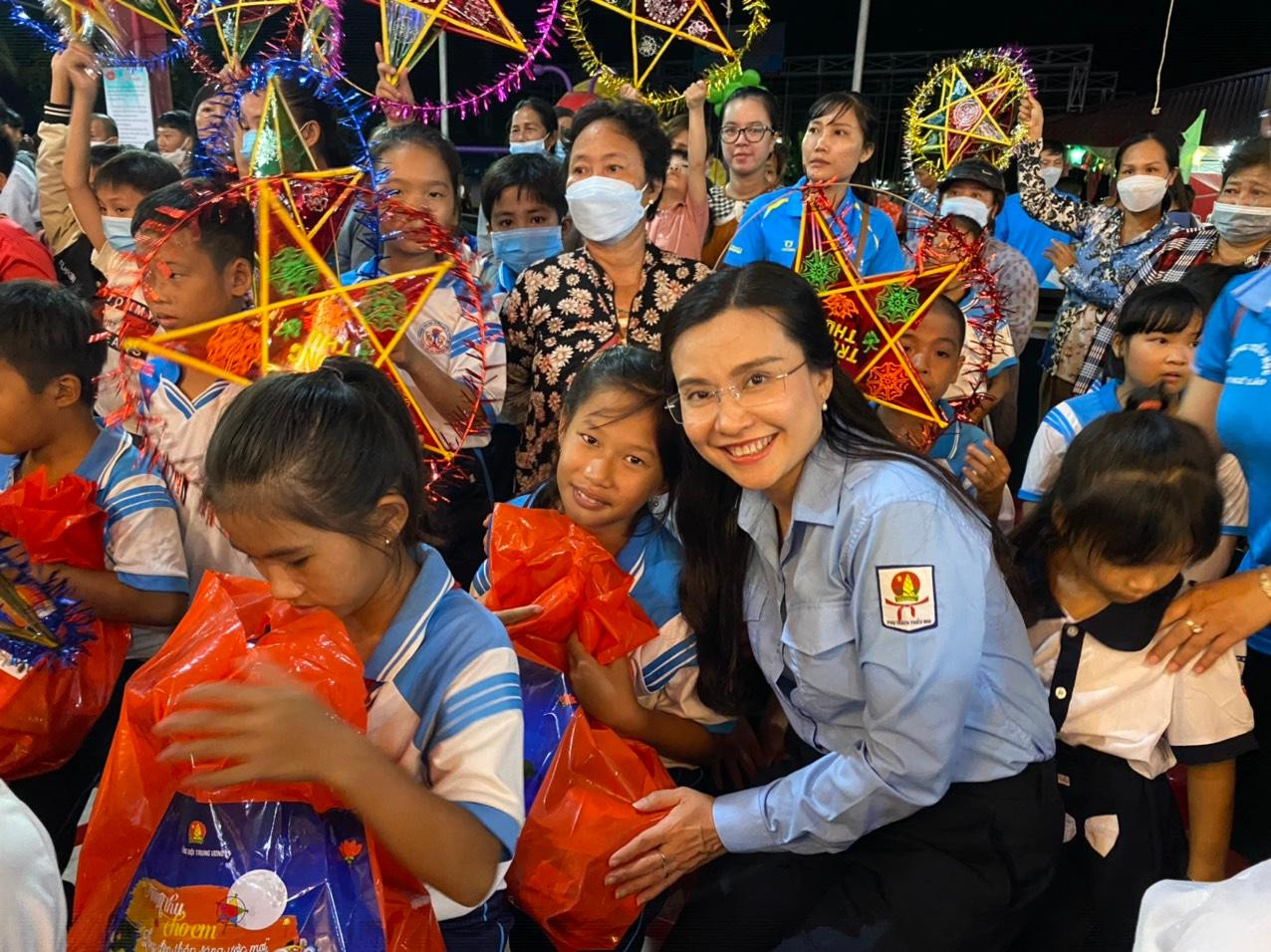 Chị Nguyễn Phạm Duy Trang, Bí thư T.Ư Đoàn, Chủ tịch Hội đồng Đội T.Ư trao quà cho các em nhỏ tại chương trình