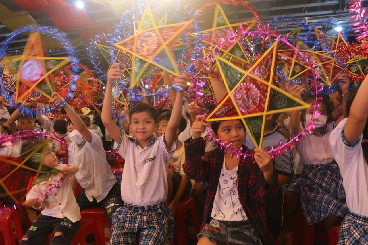 Các em nhỏ hân hoan tại chương trình