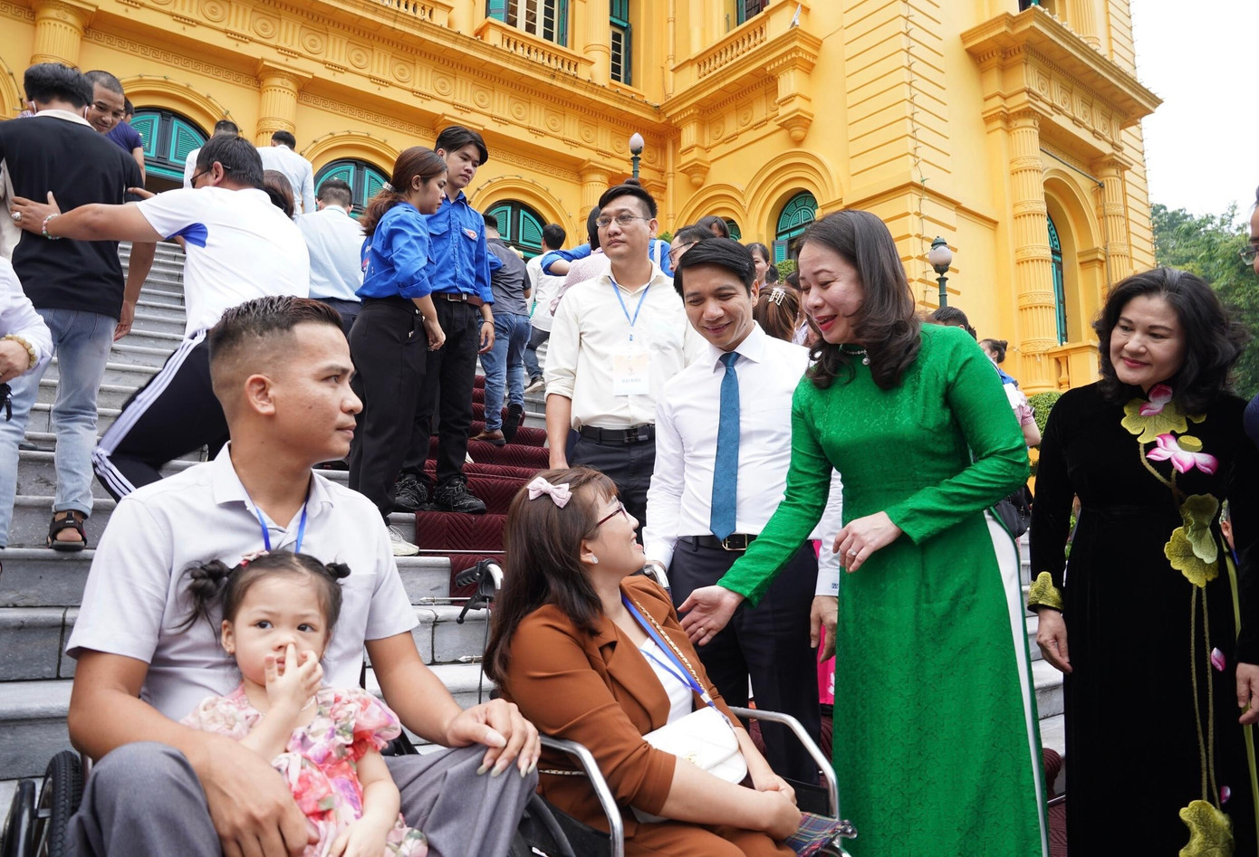 Phó Chủ tịch nước Võ Thị Ánh Xuân trò chuyện với thanh niên khuyết tật tiêu biểu Phó Chủ tịch nước Võ Thị Ánh Xuân trò chuyện với thanh niên khuyết tật tiêu biểu