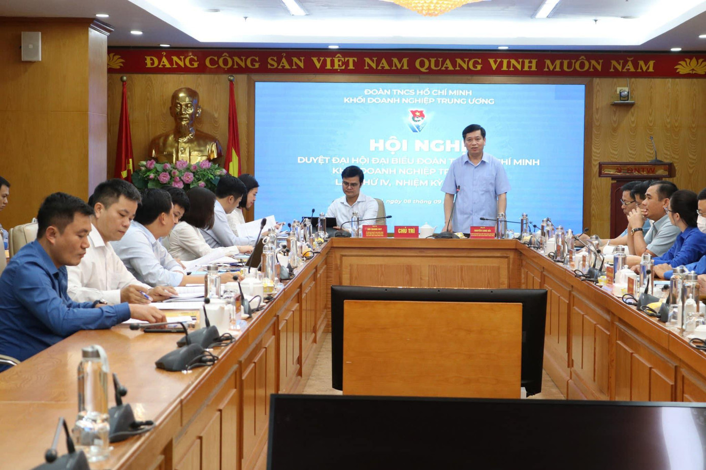 Ông Nguyễn Long Hải, Bí thư Đảng uỷ Khối Doanh nghiệp T.Ư trao đổi tại hội nghị Ông Nguyễn Long Hải, Bí thư Đảng uỷ Khối Doanh nghiệp T.Ư trao đổi tại hội nghị