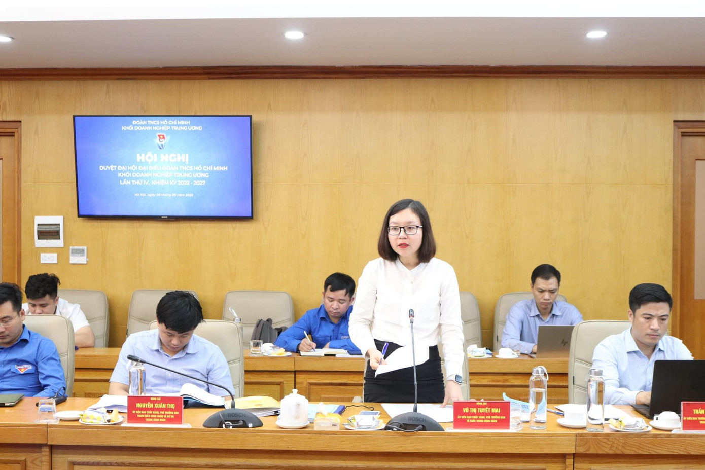 Các thành viên tổ chỉ đạo đại hội Đoàn trao đổi tại hội nghị Các thành viên tổ chỉ đạo đại hội Đoàn trao đổi tại hội nghị