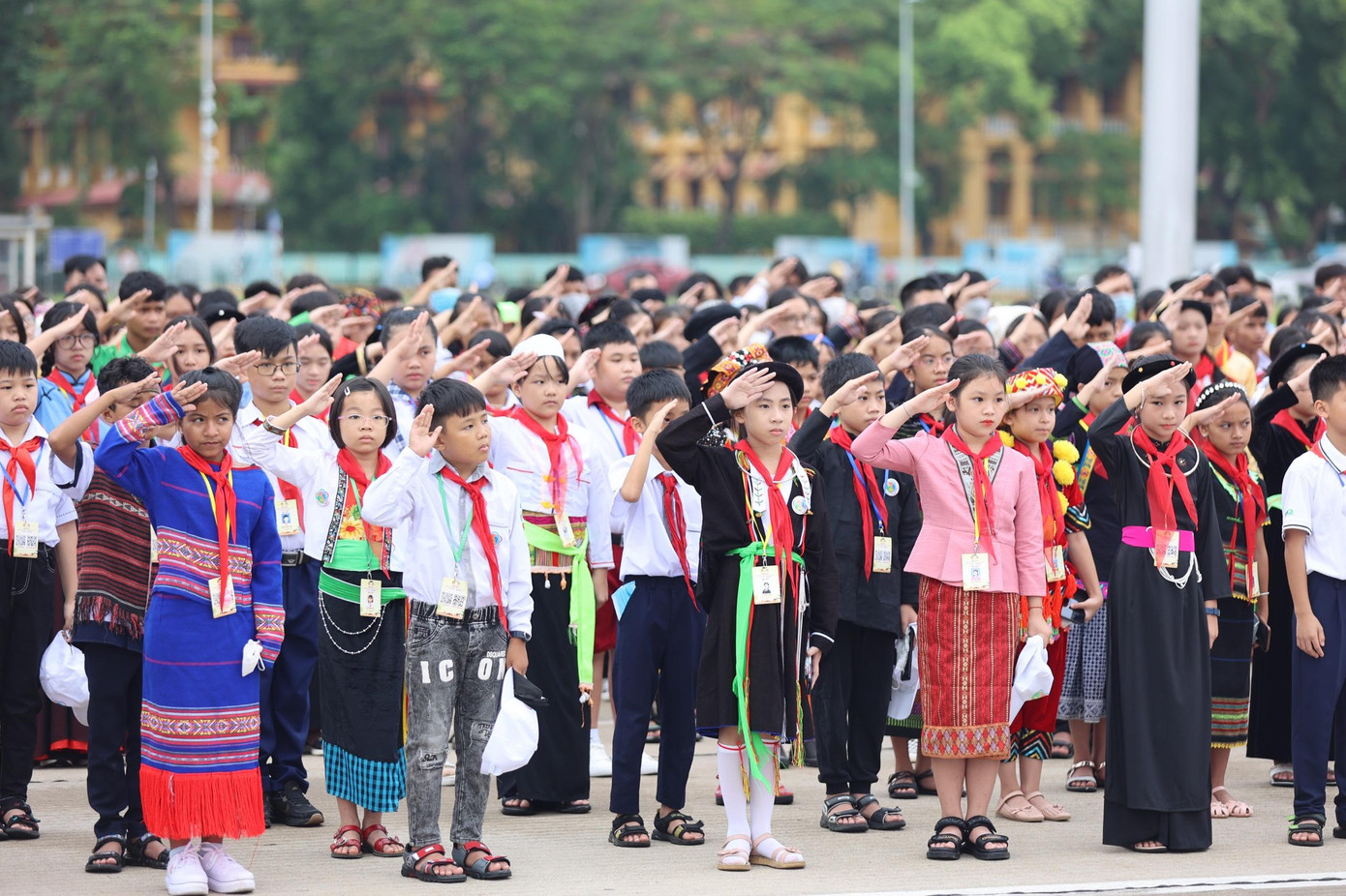 Trong khuôn khổ chương trình liên hoan, sáng 22/9, 263 thiếu nhi đại diện cho 54 dân tộc anh em tham gia Liên hoan thiếu nhi tiêu biểu các dân tộc toàn quốc lần IV, năm 2022, đã làm lễ báo công và vào Lăng viếng Chủ tịch Hồ Chí Minh.