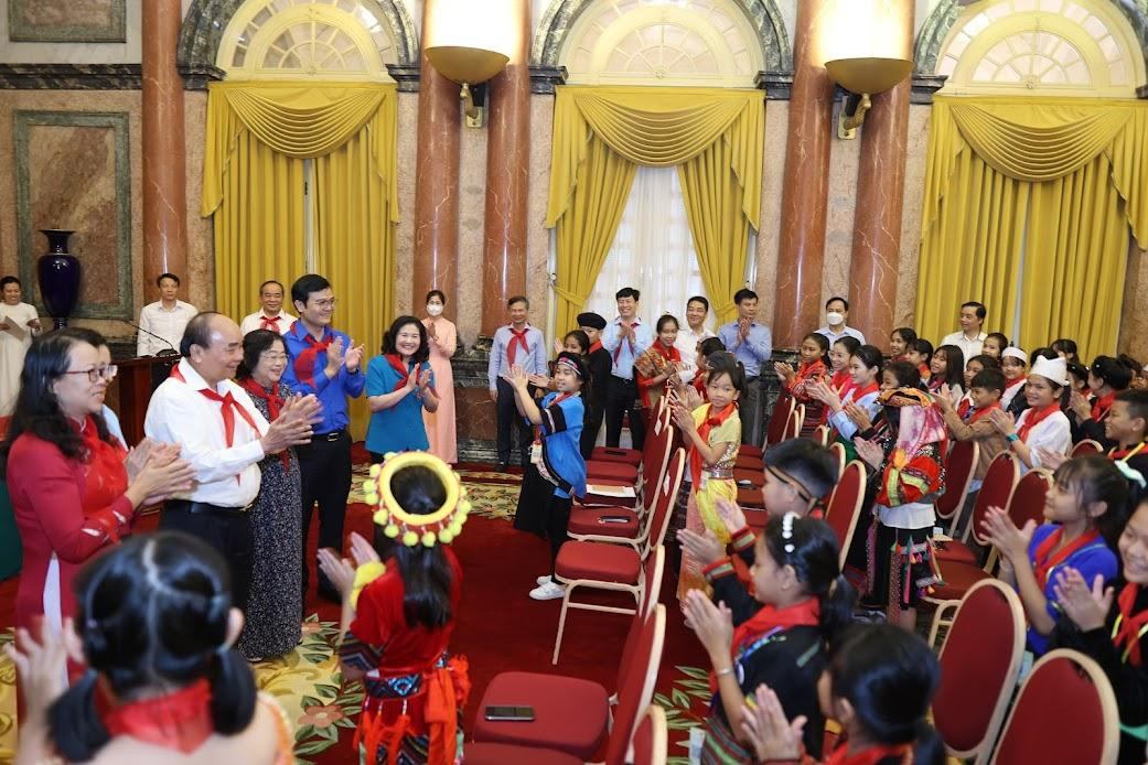 Chủ tịch nước Nguyễn Xuân Phúc gặp mặt 263 thiếu nhi tiêu biểu thuộc 54 dân tộc anh em. - Ảnh: Như Ý Chủ tịch nước Nguyễn Xuân Phúc gặp mặt 263 thiếu nhi tiêu biểu thuộc 54 dân tộc anh em. - Ảnh: Như Ý