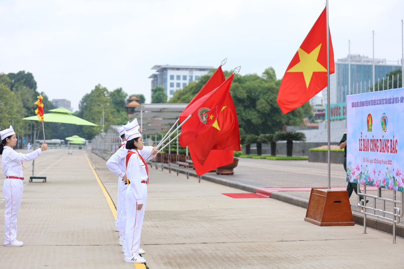 Các đại biểu làm lễ báo công dâng Bác.