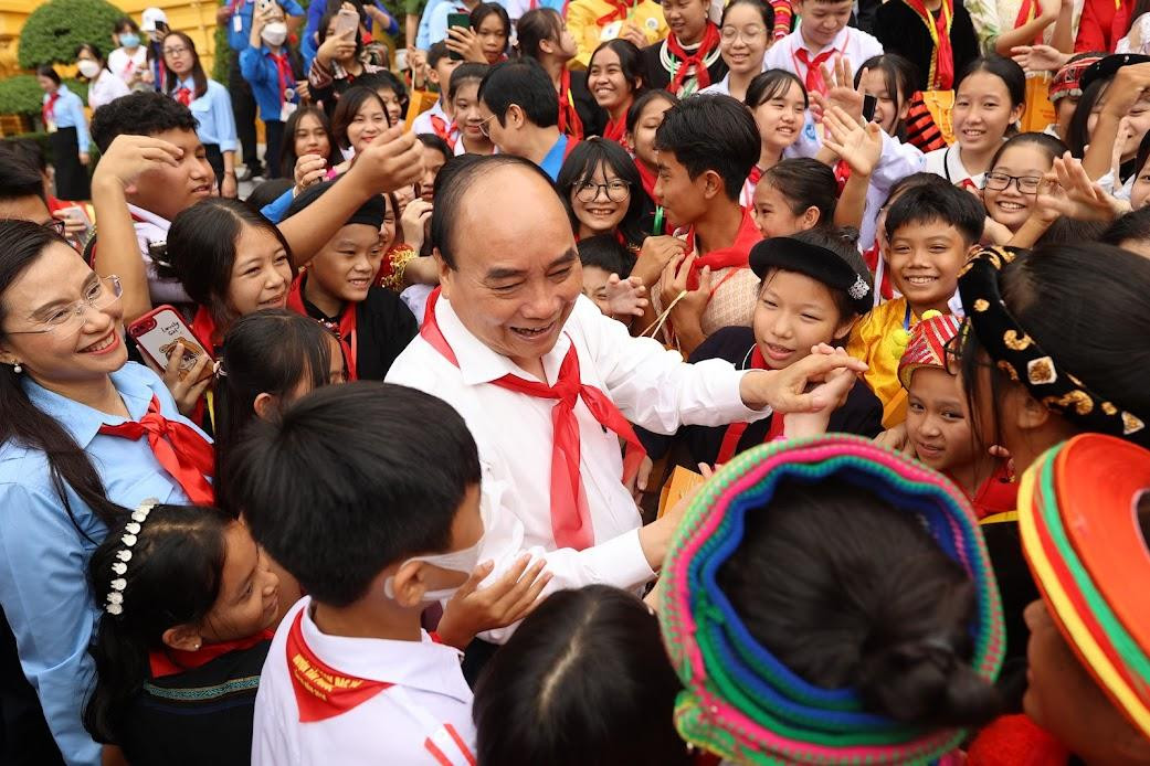 Chủ tịch nước Nguyễn Xuân Phúc và các cháu thiếu nhi dân tộc thiểu số tiêu biểu. Ảnh: Như Ý Chủ tịch nước Nguyễn Xuân Phúc và các cháu thiếu nhi dân tộc thiểu số tiêu biểu. Ảnh: Như Ý