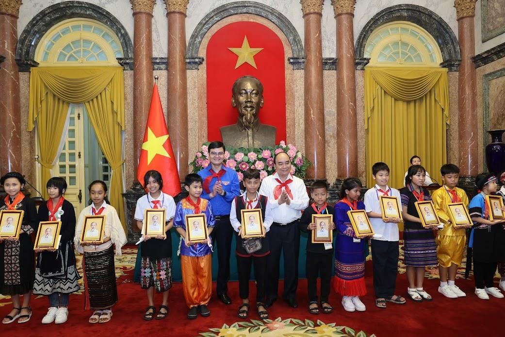 Chủ tịch nước Nguyễn Xuân Phúc và Bí thư thứ nhất T.Ư Đoàn Bùi Quang Huy tặng quà cho các cháu thiếu nhi tại buổi gặp mặt. Ảnh: Như Ý Chủ tịch nước Nguyễn Xuân Phúc và Bí thư thứ nhất T.Ư Đoàn Bùi Quang Huy tặng quà cho các cháu thiếu nhi tại buổi gặp mặt. Ảnh: Như Ý