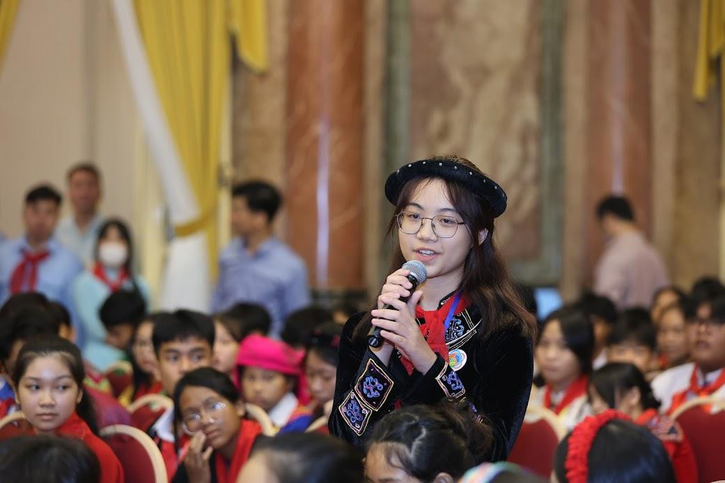 Các em thiếu nhi gửi gắm tâm tư, tình cảm tại buổi gặp mặt. Ảnh: Như Ý Các em thiếu nhi gửi gắm tâm tư, tình cảm tại buổi gặp mặt. Ảnh: Như Ý