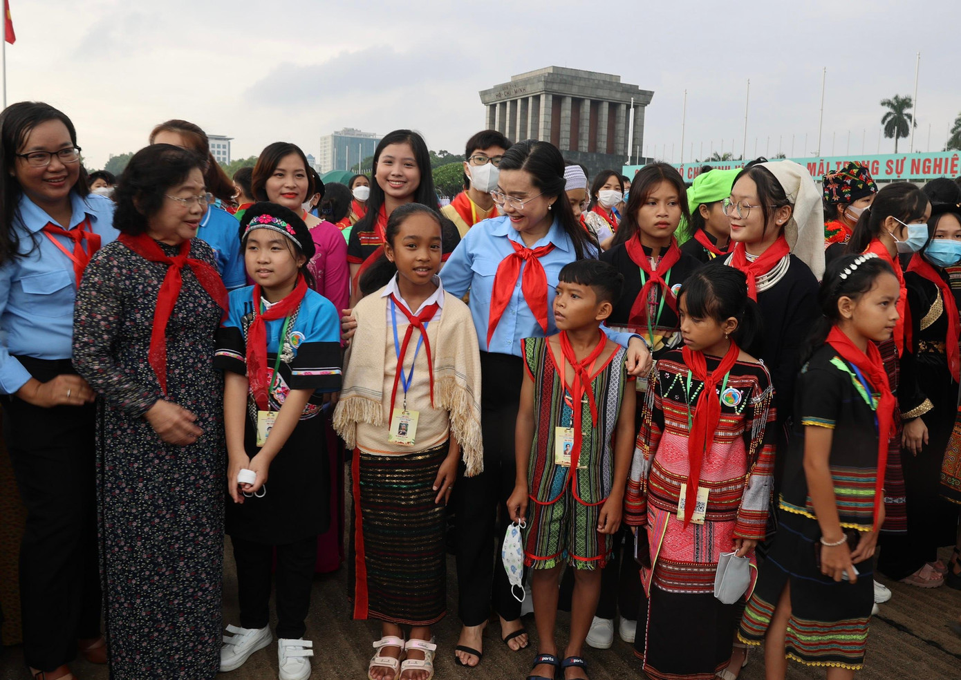 Nguyên Phó Chủ tịch nước Trương Mỹ Hoa chụp ảnh cùng các đại biểu. - Ảnh: Như Ý