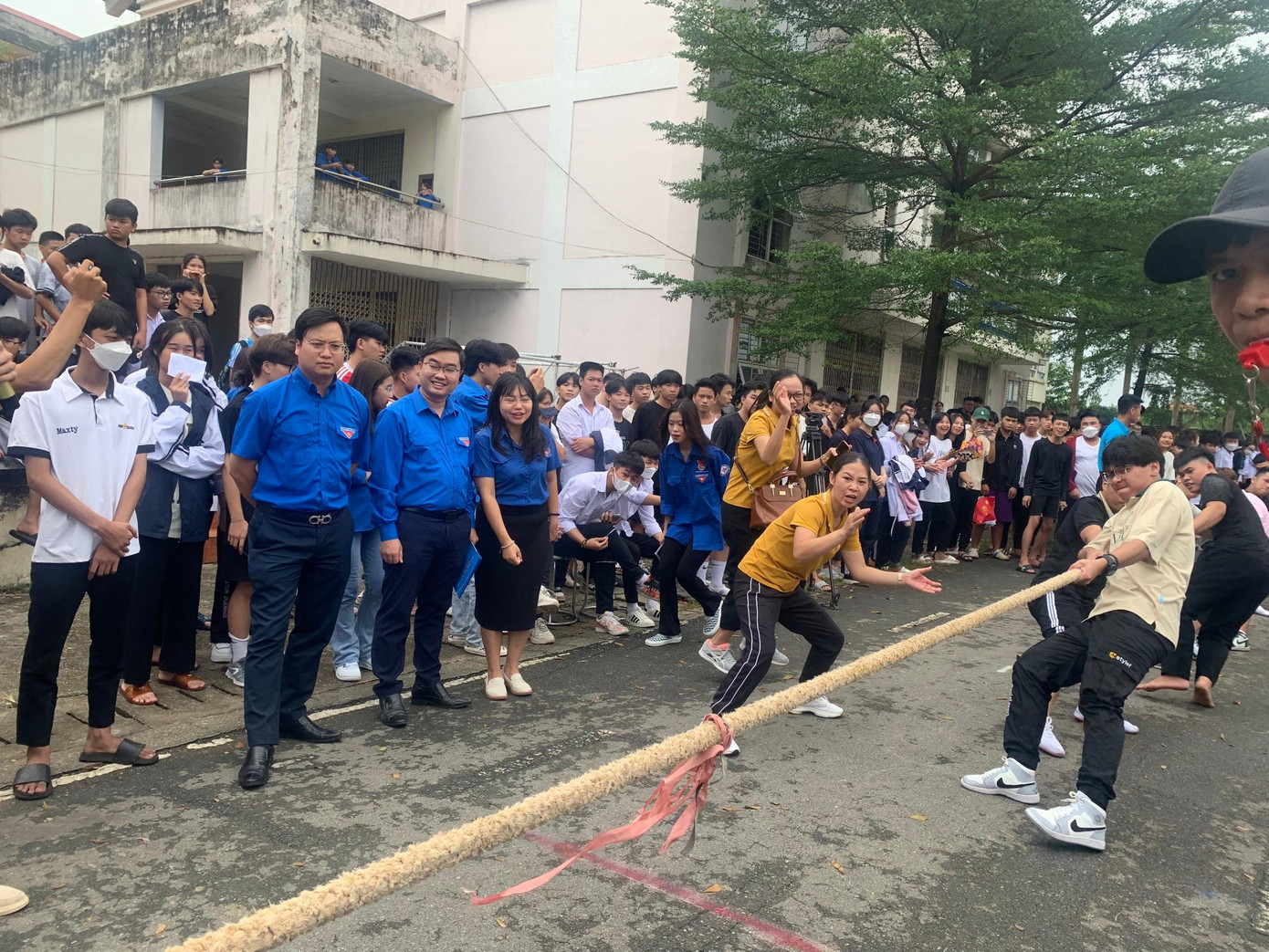 Học sinh tham gia kéo co tại ngày hội