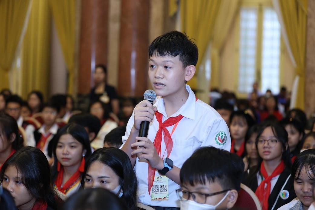 Các em thiếu nhi gửi gắm tâm tư, tình cảm tại buổi gặp mặt. Ảnh: Như Ý Các em thiếu nhi gửi gắm tâm tư, tình cảm tại buổi gặp mặt. Ảnh: Như Ý