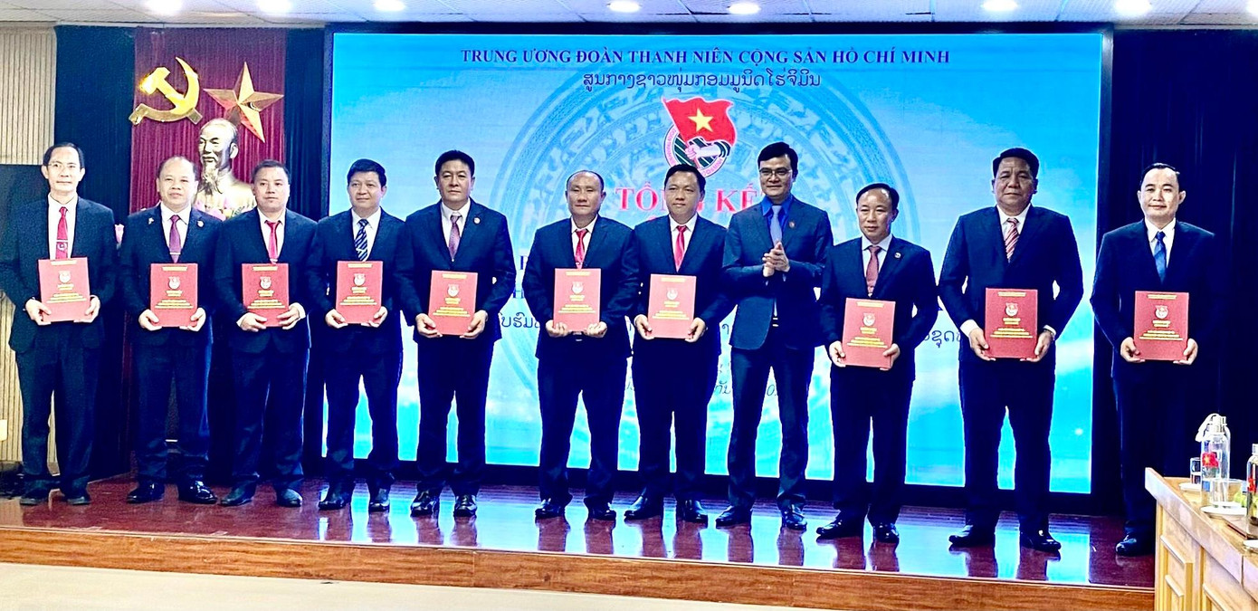 Bí thư thứ nhất T.Ư Đoàn Bùi Quang Huy trao chứng nhận hoàn thành lớp bồi dưỡng cán bộ chủ chốt Đoàn Thanh niên nhân dân Cách mạng Lào.