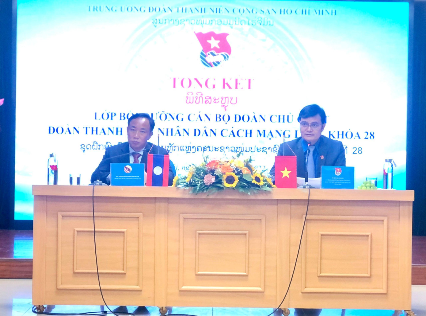 Bí thư thứ nhất T.Ư Đoàn Bùi Quang Huy (bên phải) và anh Thông-chăn Phu-mi-văn , Phó Bí thư BCH T.Ư Đoàn TNND Cách mạng Lào tại lễ bế mạc lớp bồi dưỡng